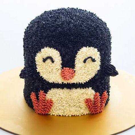 How To Make An Easy Penguin Cake Design Cute Animal Cakes, Race Track Cake, Pirate Birthday Cake, Penguin Cake, Penguin Cakes, Orange Buttercream, Cakes Design, Animal Cakes, Gel Food Coloring