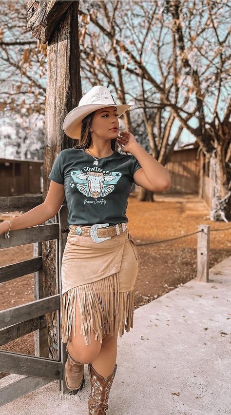 Diy Western Outfit, Female Cowboy Outfits, Rodeo Outfits For Women Western, Cowgirl Fits, Traje Cowgirl, Western Inspired Outfits, Cowgirl Outfits For Women, Country Outfits Women, Country Chic Outfits