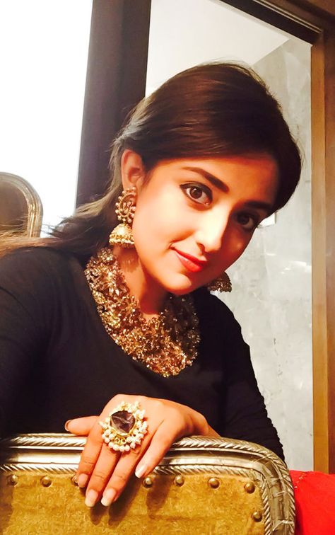 Exploring the ‘insanity’ of Monali Thakur! : http://goo.gl/wzgDTZ Monali Thakur, Indian Singers, Shreya Ghoshal, Kundan Jewellery Bridal, Picture Canvas, Indian Bridal Makeup, India Jewelry, Kundan Jewellery, Dark Beauty