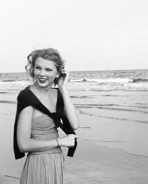 Taylor Swift Beach, Taylor Swift Speak Now Era, Old Instagram, Young Taylor Swift, Blonde With Blue Eyes, About Taylor Swift, Taylor Swift Tour Outfits, Taylor Swift Speak Now, Swift 3