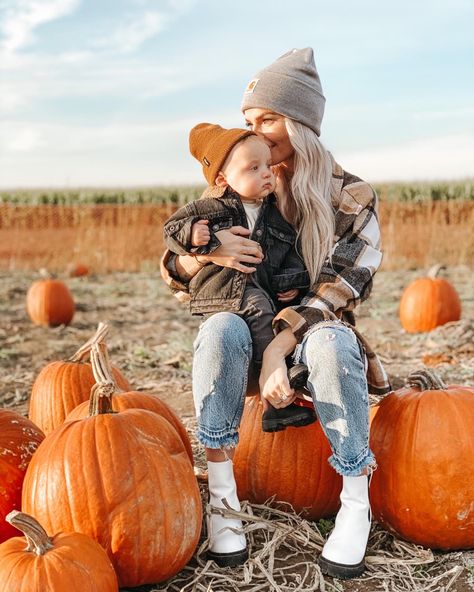 Pumpkin Patch Photoshoot Newborn, Family Photo Pumpkin Patch, First Pumpkin Patch Pictures, Pumpkin Patch Mommy And Me, Family Photos Pumpkin Patch, Halloween Mommy And Me Photoshoot, Mom And Son Pumpkin Patch Pictures, Pumpkin Patch With Baby, Pumpkin Family Photoshoot