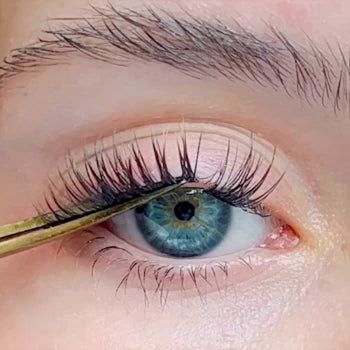 How To Apply Eyelash Extensions, Eyelash Extension Tutorial, Lilac Street Lashes, Lilac Lashes, Lashes Tutorial, Eyelash Extension Kits, Diy Eyelash Extensions, Makeup Tutorial Video, Lash Glue