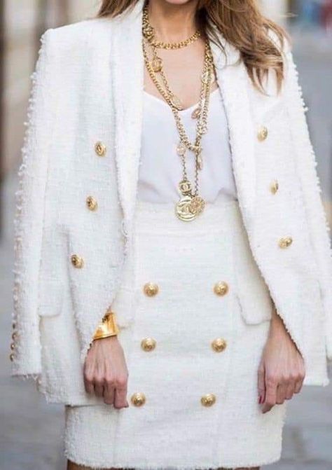 Outfit Elegantes, Blazer Outfits Casual, Black White Blazer, Mode Chanel, White Tweed, Blazer Designs, Chanel Fashion, Blazer Outfits, Blazer Fashion