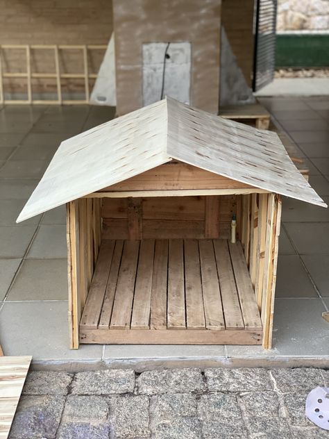 Dog House Diy Outdoor, Large Dog House Outdoor, Backyard Dog Area, Dog Enclosure, Pallet Dog House, Dog Backyard, Wooden Dog House, Dog House Bed, Diy Dog Kennel