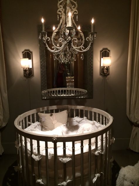 Baby we already had a whole serie of round cribs as i remember ,exactly here Round crib. Love this!!! Round Crib, Round Cribs, Crib Ideas, Gothic Baby, Baby Time, Baby Bedroom, Everything Baby, Nursery Inspiration