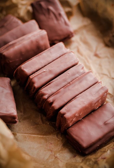 Australian Cookies, Tim Tams, Pelo Chocolate, Dipped Treats, Chocolate Wafer, Chocolate Wafer Cookies, Food Cookies, Sweet Bites, Diy Snacks