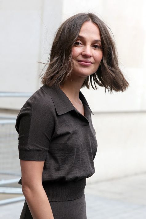 Alicia Vikander’s New Chunky Bob Is Ready For Autumn | Vogue Chest Length Hair, Alex Wagner, Summer Acne, One Length Bobs, Gal Got, Shampoo For Gray Hair, Ready For Autumn, Fall Hair Cuts, Vogue France