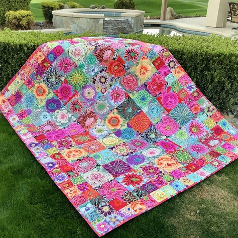 Kaffe Fassett Collective Fabrics & Quilt Kits Seed Packet Quilt, Quilt For Beginners, Quilts 2023, Tshirt Quilt Diy, Kaffe Quilts, Quilted Items, Kaffe Fassett Quilts, Quilting Designs Patterns, Kaffe Fassett Fabric