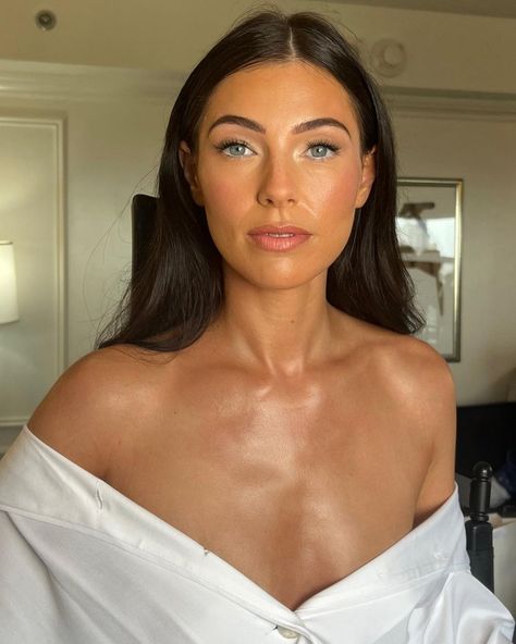 Clean Glam Makeup Look, Bridal Inspo Makeup, Wedding Day Makeup Natural, Glowy Glam, Bride Make Up Natural Wedding Day, Light Coverage Wedding Makeup, Sunkissed Wedding Makeup, Timeless Bridal Makeup, Minimalist Bridal Makeup