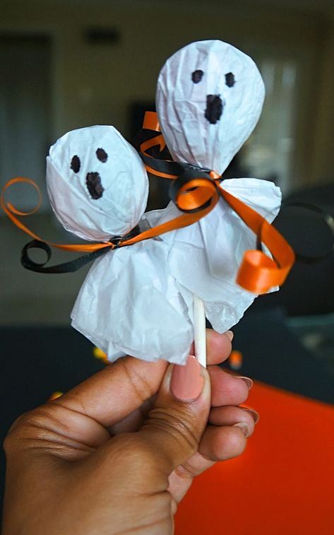 Halloween Party Snacks For Kids, Halloween Treats For School, Ghost Pops, Clementine Pumpkins, Treats For School, Ghost Lollipops, Craft For Halloween, Diy Halloween Candy, Tootsie Roll Pops