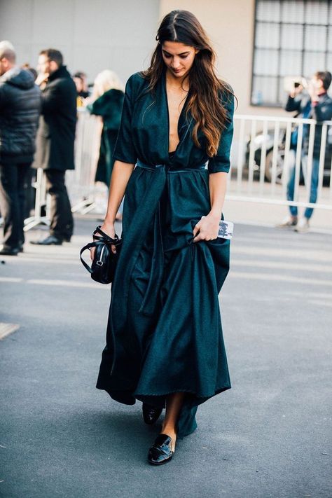 black dress Milan Fashion Week Street Style, Street Style 2017, Uptown Girl, Urban Street Style, Milano Fashion Week, Looks Street Style, Milan Fashion Weeks, The Best Street Style, Street Style Summer