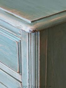 White Chalk Paint Furniture, Annie Sloan Chalk Paint Colors, Chippy Painted Furniture, Annie Sloan Painted Furniture, Chalk Paint Furniture Diy, Distressed Furniture Painting, Colorful Dresser, Blue Chalk Paint, Painted Furniture Colors