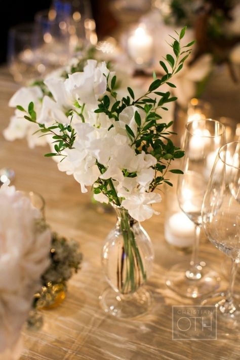 Beautiful Wedding Centerpiece, White Flower Arrangements, Elegant Wedding Centerpiece, White Centerpiece, Wedding Planning Guide, Trendy Flowers, Wedding Arrangements, Deco Floral, Arte Floral