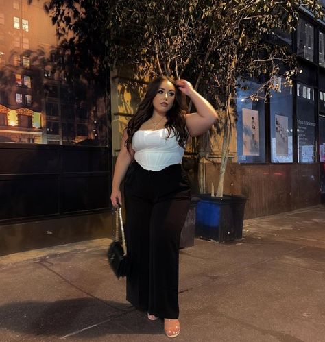 Outside Concert Outfit Plus Size, Midsize Outfits Concert, Midsize Going Out Outfit, Concert Outfit Midsize, Midsize Concert Outfit, Concert Outfits Plus Size, Concert Outfit Ideas Plus Size, Rich Women Outfits, Plus Size Concert Outfit