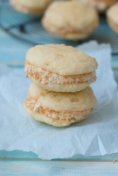 Pineapple Whoopie Pies with Coconut Marshmallow Cream Filling Pineappleandcoconut.com #leftoversclub #pineapple #coconut Marshmallow Cream Filling, Coconut Cream Filling, Whoopie Pie Filling, Whoopee Pie, Whoopie Pie Recipe, Whoopie Pie, Mince Pie, Pineapple Recipes, Marshmallow Cream