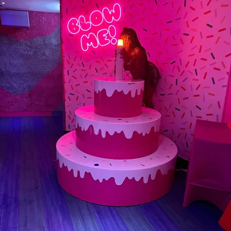 Pop Out Cake Giant, Selfie Room Ideas, Selfie Museum Ideas, Alabama Cake, Alabama Cakes, Candy Museum, Giant Birthday Cake, Usa Cake, Selfie Room