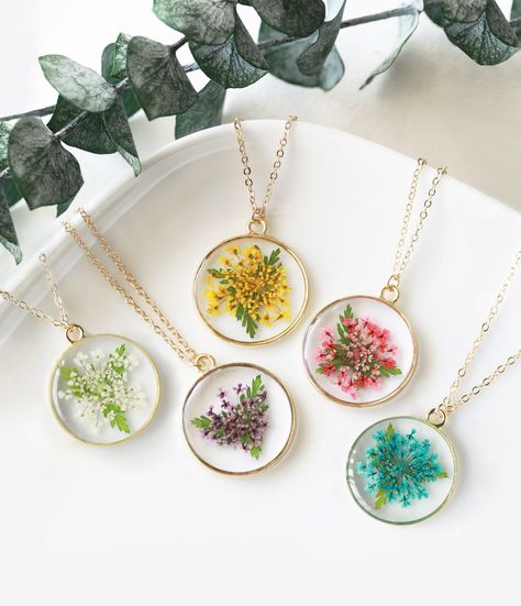 Uv Resin Flower Jewelry, Unique Resin Ideas, Uv Resin Jewelry, Resin Flower Necklace, Epoxy Resin Necklace, Flower With Leaves, Pressed Flower Resin, Dried Flower Jewelry, Pressed Flower Jewelry