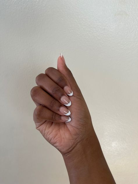 Oval french tip nail design on dark skin, beautiful nails. Classy nails. Almond French Tip Nails On Brown Skin, Natural Almond Gel Nails Ideas, Black Woman Nails Dark Skin, Nails Inspo For Dark Skin, French Nails Dark Skin, French Tip Nails Dark Skin, Oval Nails Black Women, French Nails Black Women, Short Nails Dark Skin