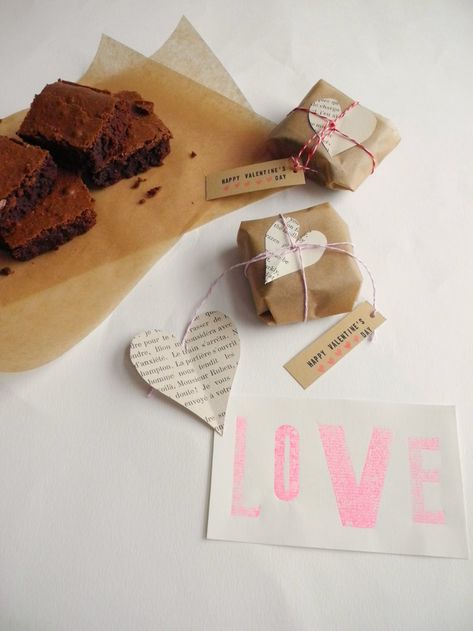 One Bunting Away: Love and Brownies Brownie Gift Packaging, Diy Brownies, Brownie Gift, Brownie Packaging, Baking Packaging, Packaging Ideas Business, Snail Mail, Crafty Things, No Bake Desserts