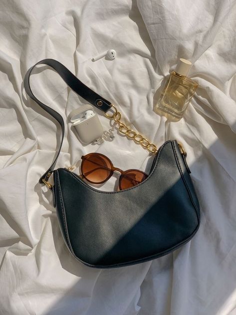 📌'lubna Bags Foto Ideas, Purse Instagram Post, Purse Pictures Ideas, Foto Tas Aesthetic, Handbag Flatlay, Bags Flatlay, Aesthetic Flatlay Ideas, Bag Aesthetic Photography, Bag Inspo Aesthetic