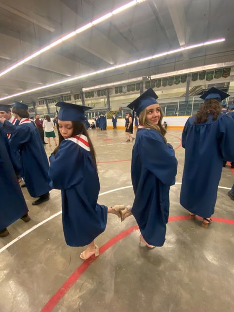 Graduation Photo Ideas With Friends, Graduation Pictures With Friends, Senior Year Things, Senior Year Fun, Graduation Pic Ideas, Senior Szn, 8th Grade Graduation, Grad Pic, American High School