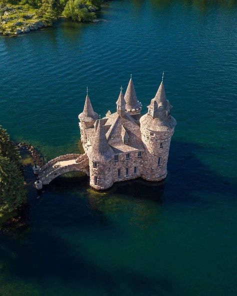 Boldt Castle, Vaporwave Wallpaper, Archaeology News, Thousand Islands, Castle Designs, Beautiful Castles, Beautiful Places To Visit, Tower Bridge, Cologne Cathedral