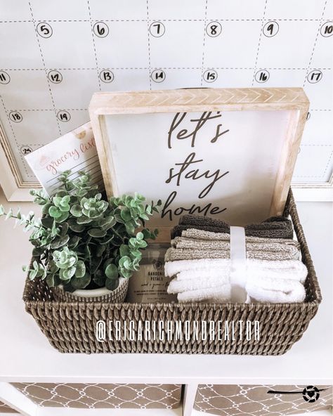 Tips for creating a gift basket | Closing Gifts For buyers | Closing Day Real Estate  #giftbasket #giftbasketideas #giftbaskets #closingday #realtor #realestate #realestateagent #realestateagenttips #homedecorgifts #realtorgifts #realtorgiftbasket #closinggiftsforbuyers Closing Day Real Estate, Real Estate Gift Basket, Closing Gifts For Buyers, Practical Housewarming Gifts, First Time Home Buyer, Housewarming Gift Baskets, Real Estate Closing Gifts, Basket Christmas, Closing Day