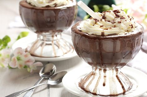 Iced Hot Chocolate, Frozen Hot Chocolate Recipe, Serendipity 3, Make Your Own Chocolate, Frozen Hot Chocolate, Ice Milk, Hot Chocolate Mix, Hot Chocolate Recipes, Chocolate Shavings