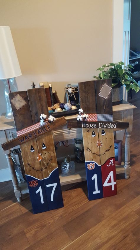 Football themed Scarecrows!  Alabama and Auburn! Football Porch Decorating Ideas, Football Season Decor Diy, Football Wood Crafts, Football Scarecrow, Diy Football Decor, Football Crafts, Football Decor, Fall Arts And Crafts, Auburn Football