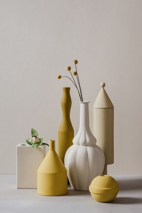 Keramik Design, Keramik Vase, Ceramic Vases, Arte Floral, Drawing Artwork, Colorful Wallpaper, Interior Design Trends, Ceramic Materials, Modern Interior Design