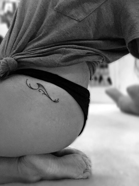 Wave Tattoo On Thigh, Ocean Thigh Tattoo Women, Wave Tattoo Hip, Wave Hip Tattoo, Wave Tattoo Thigh, Sea Tatoos Ideas, Ocean Thigh Tattoo, Ocean Wave Tattoos For Women, Beach Wave Tattoo Ideas