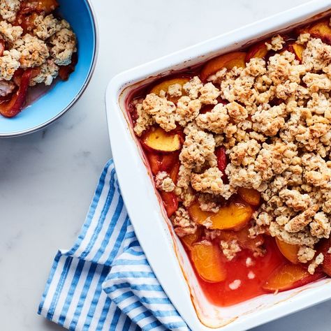 3-Ingredient Peach Crisp with Granola Topping Gluten Free Peach Crisp, Brown Sugar Peaches, Peach Crisp Recipe, Glutenfree Recipe, Peach Crumble, Baked Peach, Peach Crisp, Oat Crumble, Baked Fruit