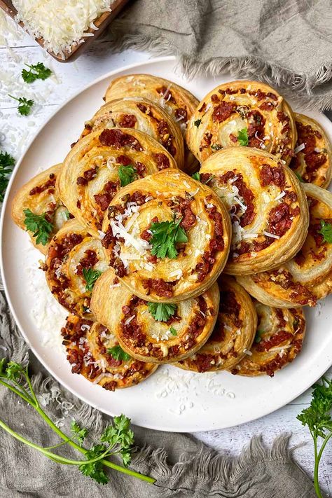 Savory Ham And Cheese Puff Pastry Swirls, Puff Pastry Pin Wheels Recipes, Puffed Pastry Pinwheels, Puff Pastry Sausage Pinwheels, Sausage And Cheese Pinwheels, Puff Pastry Recipes Savory Pinwheels, Italian Puff Pastry Recipes, Pastry Sheet Recipes Appetizers, Sausage Puff Pastry Appetizers