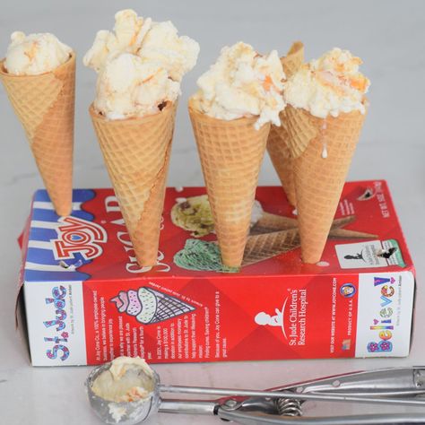 Use ice cream box to hold ice cream cones for the next time you are serving several kids. Ice Cream Holder Diy, Ice Cream Cone Holder, Diy Ice Cream Cone, Ice Cream Holder, Ice Cream Stand, Diy Ice Cream, Ice Cream Cones, St Jude, Diy Holder