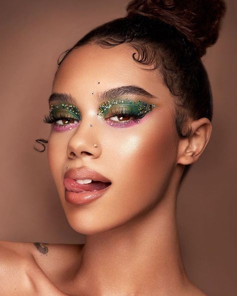 *acts innocent* ✨👼🏼 @laetitia.lmk #indyamarie Smokey Eye Indian, Green Christmas Makeup, Makeup Ideas 2023, Indyamarie Jean, Disco Glamour, Red Smokey Eye, Christmas Makeup Ideas, Pakistani Makeup, Bold Makeup Looks