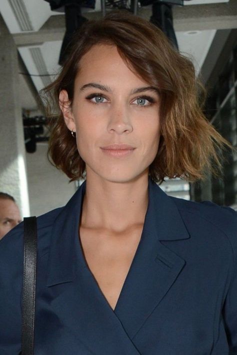 Choppy Long Layered Haircuts, Alexa Chung Haircut, Alexa Chung Hair, Fashion Week Hair, Brunette Bob, Caroline Flack, Michelle Dockery, Wavy Bob Hairstyles, Choppy Bob