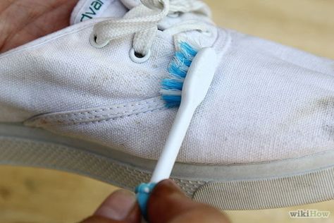 If you need to wash your shoes, don't put them in the washing machine. Use a toothbrush instead. Cleaning White Canvas Shoes, Cleaning Naturally, Tretorn Sneakers, All White Sneakers, White Canvas Shoes, Des Baskets, Shoe Last, Amazing Life Hacks, Shoe Repair