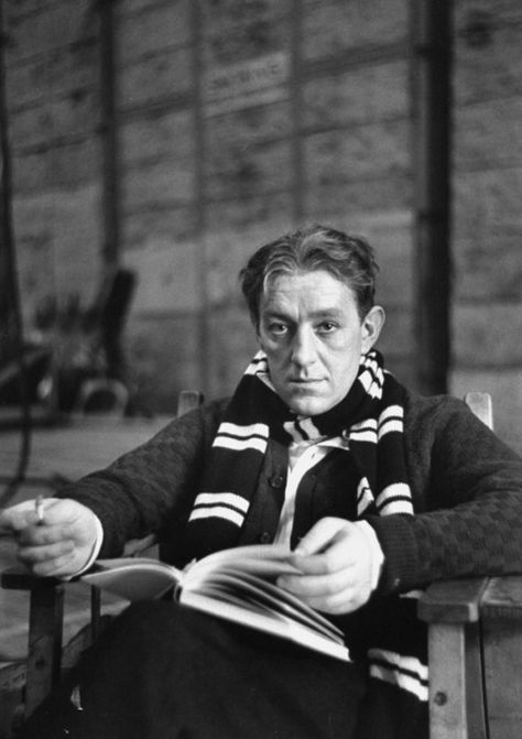 Alec Guinness, 1951, photo by Alfred Eisenstaedt Alec Guinness, Classic Film Stars, Alfred Eisenstaedt, Reading A Book, Photo Story, British Actors, Classic Films, Life Magazine, Famous Faces