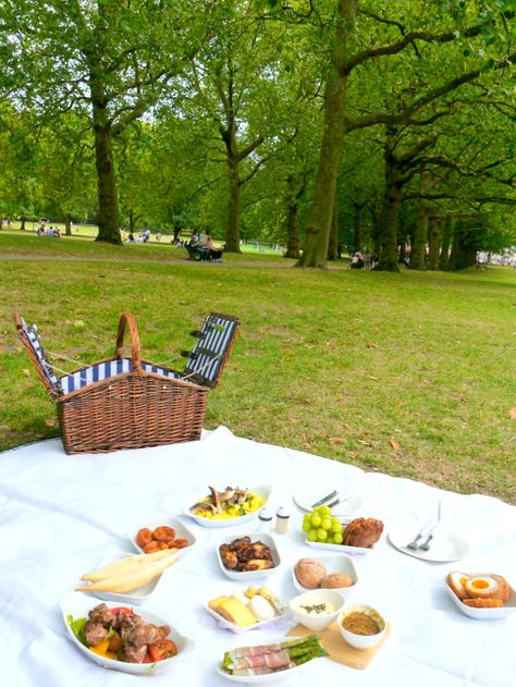 Dukes London Champagne Picnic in the Park Red Picnic Aesthetic, Couple Picnic Aesthetic, Book Picnic, Champagne Picnic, Family Summer Bucket List, Clapham Common, Luxury Inspiration, Picnic Lunch, Picnic Lunches