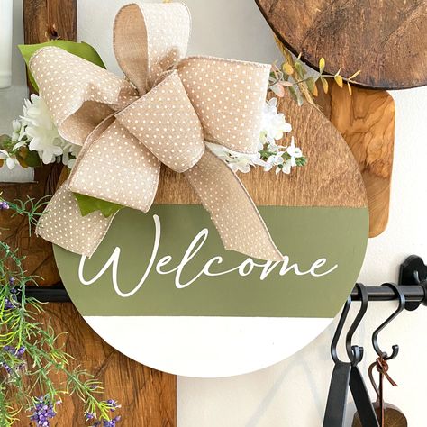 Diy Door Signs, Post Decor, Door Rounds, Wood Wreaths, Round Door Sign, Greenery Flowers, Welcome Signs Front Door, Welcome Door Hanger, Round Signs