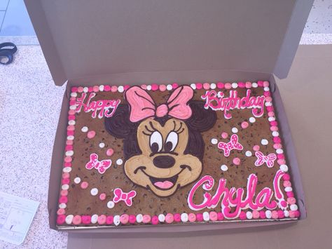 Minnie Mouse! Minnie Mouse Cookie Cake, Minnie Mouse Cookies, Twodles Birthday, Minnie Mouse Birthday Party Decorations, Minnie Mouse First Birthday, Minnie Mouse Birthday Decorations, Minnie Mouse Birthday Cakes, Birthday Cookie, Cookie Cake Birthday