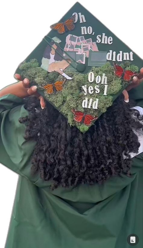 Grad Cap Black Woman, Senior Cap Decoration Ideas, Cap And Gown Ideas Decoration, Senior Year Diy, Senior 25, Creative Graduation Caps, Prom Posters, Senior Year Fun, College Grad Cap Ideas