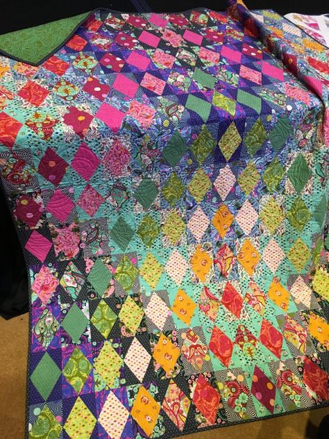 How to Choose Quilt Colors - a case study of three quilts Monochromatic Quilt, Tula Pink Quilt, Tula Pink Fabric, Kaffe Fassett Quilts, Colorful Quilt, Quilt Modernen, Batik Quilts, Rainbow Quilt, Pink Quilts