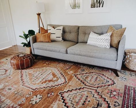 earth tones interiors Grey Sofa Decor, Grey Couch Decor, Living Room Decor Grey Couch, Couch Grau, Light Gray Couch, Boho Living Room Inspiration, Gray Couch, Moroccan Lounge, Grey Couch