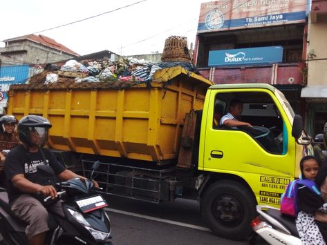 Mobil Angkutan Sampah Dump Truk Dinas DKP.DPU.PERKIM LH.DLHKP Kab.Kebumen Jateng Indonesia Th.2023 Foto Dan, Indonesia