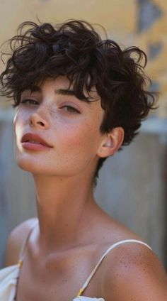 Short Pixie Cut Curly Hair, Curly Hair Shaved Side, Pixie Curly Hair, Pixie Haircut Curly Hair, Messy Pixie Haircut, Pixie Haircut Curly, Curly Pixie Cut, Balayage Long Hair, Haircut For Face Shape