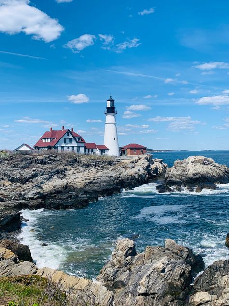 Portland Maine Aesthetic, Portland Maine Lighthouse, Maine Aesthetic, Bar Harbor Maine, Maine Lighthouses, Lighthouse Painting, East Coast Travel, Portland Maine, Lighthouse Pictures