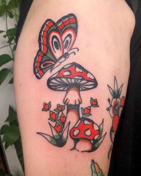 Shroom Tattoo, Mushroom Tattoo Ideas, Mushroom Tattoo, Traditional Tattoo Flowers, Clover Tattoos, Mushroom Tattoos, Full Body Tattoo, Knee Tattoo, Unique Tattoo