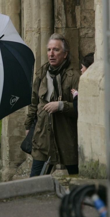 Alan Rickman as Severus Snape and civil during the filming of "Harry Potter and the Half-Blood Prince" (2009) Snape Video, Severus Snape Gif, Alan Rickman Wallpaper, Seamus And Dean, Alan Rickman Always, Alan Rickman Snape, Alan Rickman Movies, Uk Actors, Half Blood Prince