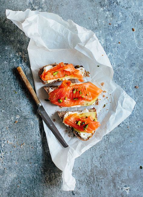 Salmon sandwich with a twist Salmon Photography, Easy Fish Dinners, Toast Aperitif, Whole30 Fish Recipes, Salmon Sandwich, Specialty Food Store, Easy Fish Recipes, Fish Salad, Fish Recipes Healthy